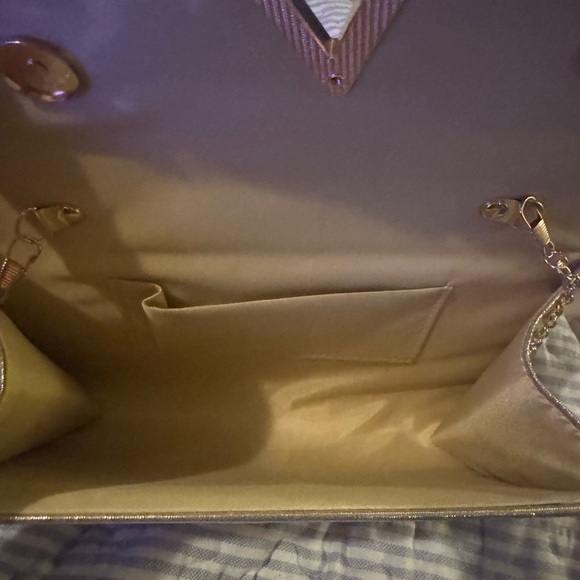 Elegant Gold Glitter Clutch - Picture 3 of 6